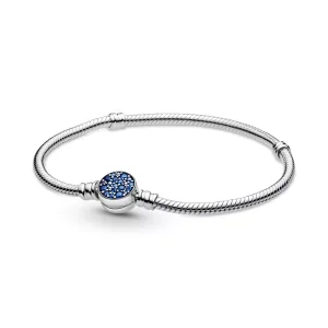 (bild till) Pandora Moments Glittrande Blå Disc Clasp Ormkedjearmband - 599288C01