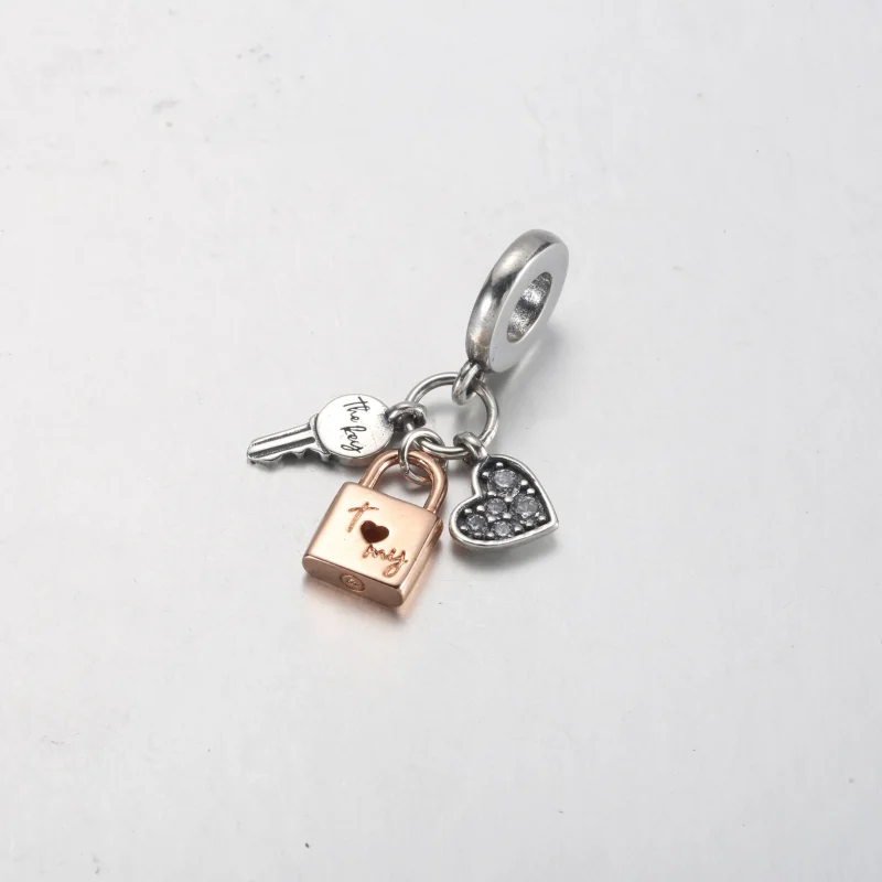 (bild till) PANDORA Tvefärgad Nyckel, Hänglås & Hjärta Trippel Hänge Charm - 782506C01 - View 5