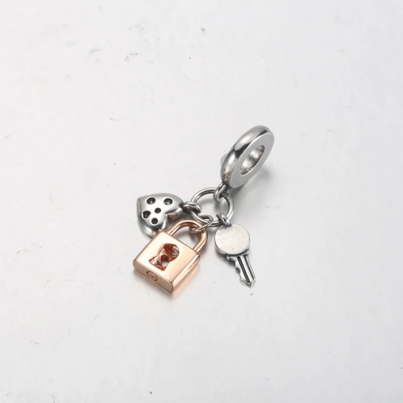 (bild till) PANDORA Tvefärgad Nyckel, Hänglås & Hjärta Trippel Hänge Charm - 782506C01 - View 6