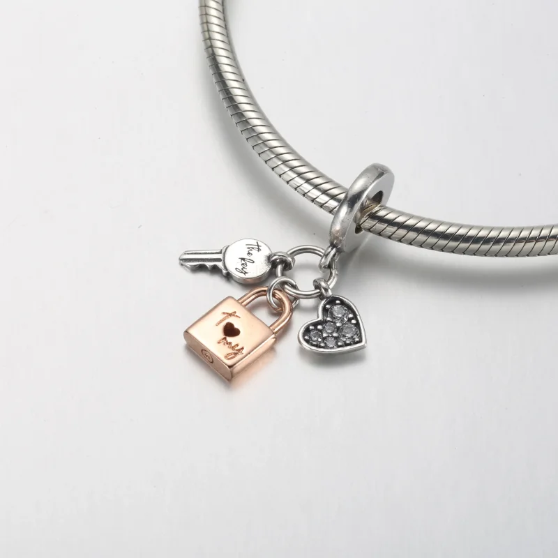 (bild till) PANDORA Tvefärgad Nyckel, Hänglås & Hjärta Trippel Hänge Charm - 782506C01 - View 7