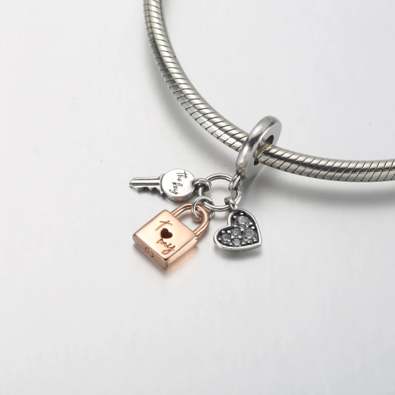 (bild till) PANDORA Tvefärgad Nyckel, Hänglås & Hjärta Trippel Hänge Charm - 782506C01 - View 10
