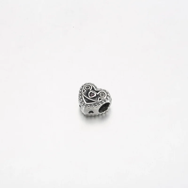 (bild till) PANDORA Disney Parks Mickey Mus-örhänge med hatt och slott - 792276C01 - View 6