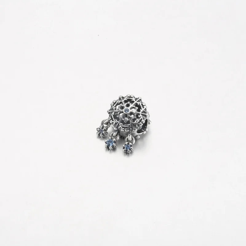 (bild till) PANDORA Isig Snöflinga Droppe Charm - 792367C01 - View 5