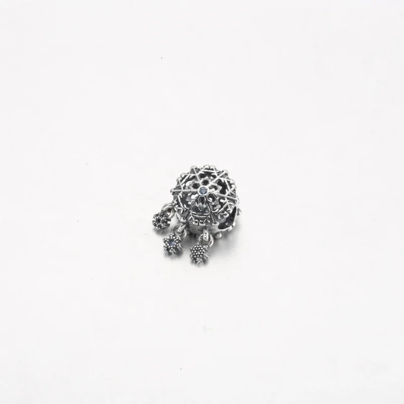 (bild till) PANDORA Isig Snöflinga Droppe Charm - 792367C01 - View 6