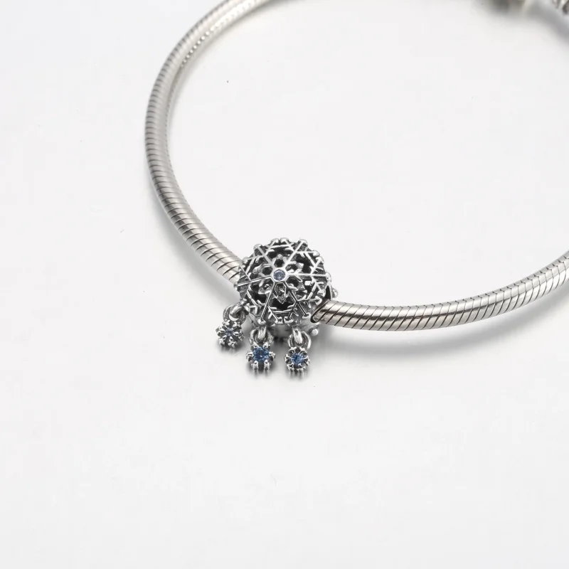 (bild till) PANDORA Isig Snöflinga Droppe Charm - 792367C01 - View 8