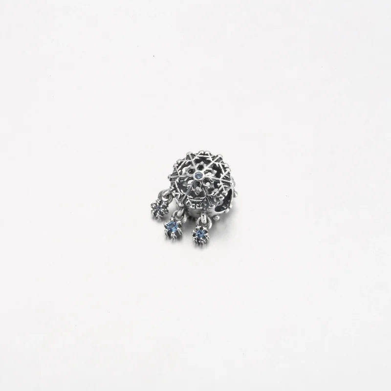 (bild till) PANDORA Isig Snöflinga Droppe Charm - 792367C01 - View 9
