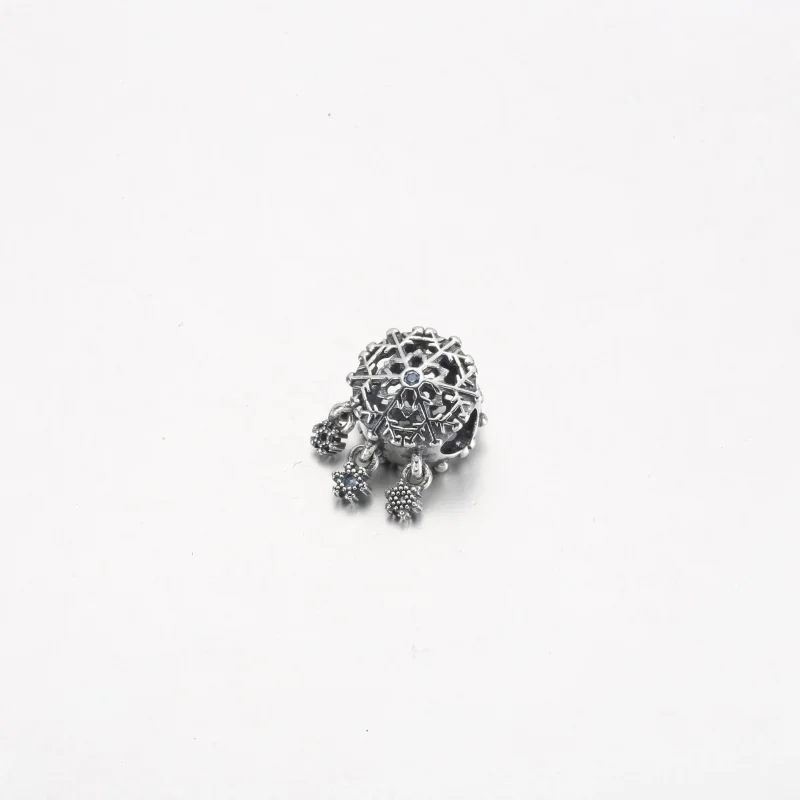 (bild till) PANDORA Isig Snöflinga Droppe Charm - 792367C01 - View 10