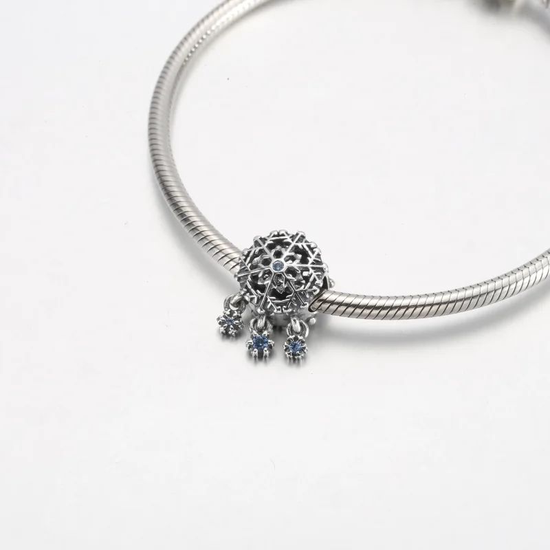 (bild till) PANDORA Isig Snöflinga Droppe Charm - 792367C01 - View 12