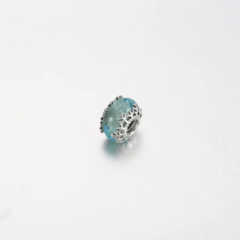 (bild till) PANDORA Vinterblå Snöflinga Murano Charm - 792377C00 - View 5