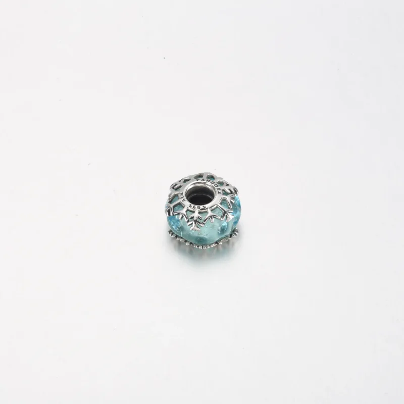 (bild till) PANDORA Vinterblå Snöflinga Murano Charm - 792377C00 - View 10