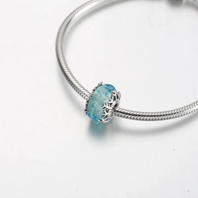 (bild till) PANDORA Vinterblå Snöflinga Murano Charm - 792377C00 - View 15