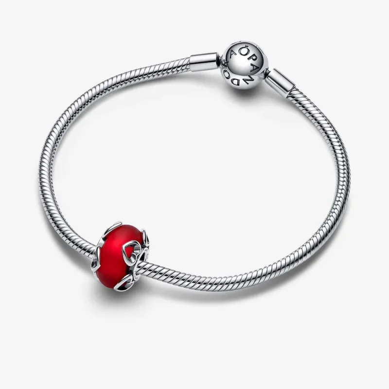 (bild till) PANDORA Frosted Red Murano Glass & Hearts Charm - 792497C01 - View 4