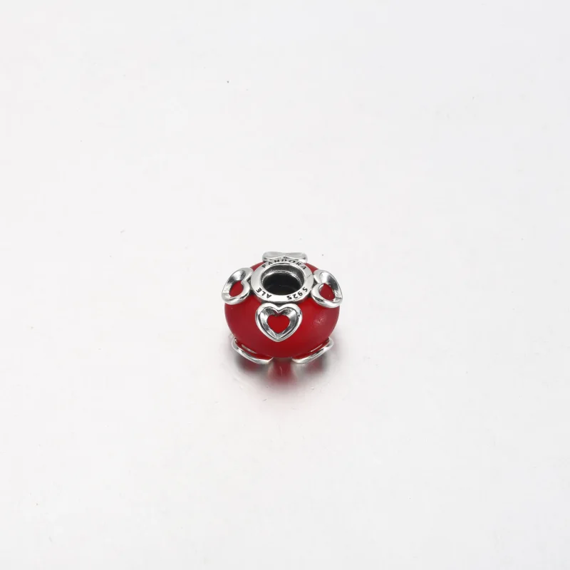(bild till) PANDORA Frosted Red Murano Glass & Hearts Charm - 792497C01 - View 6