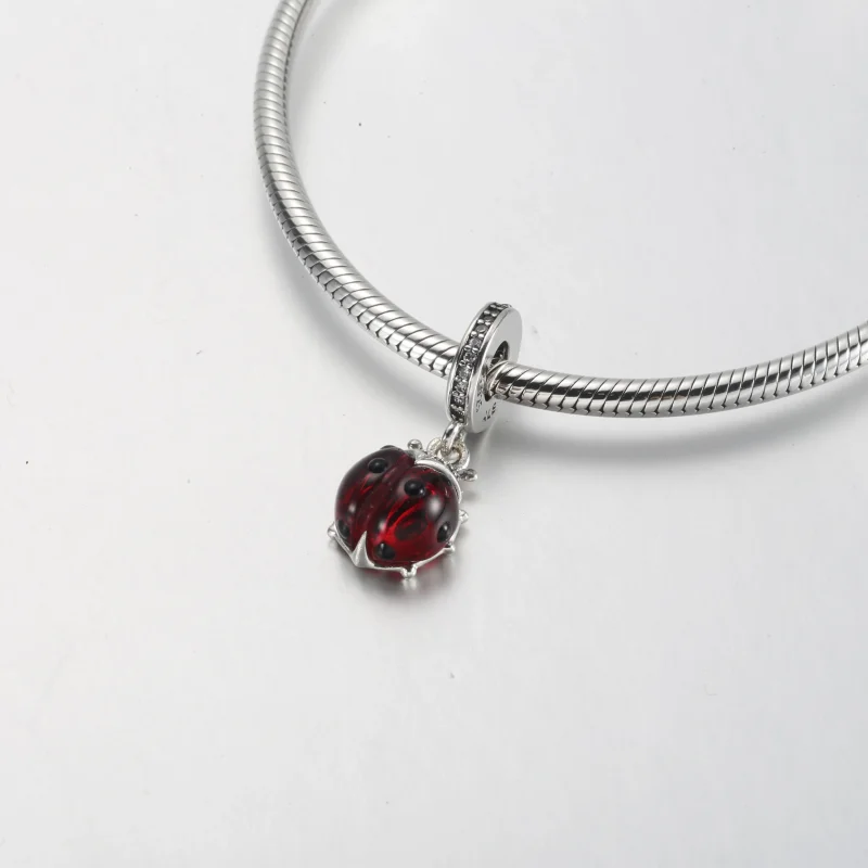 (bild till) PANDORA Röd Nyckelpiga Hängande Charm - 792571C01 - View 10