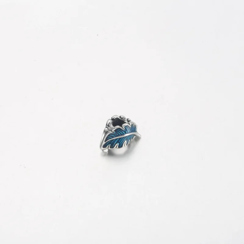 (bild till) PANDORA Blå Böjdfjäder Charm - 792576C01 - View 6