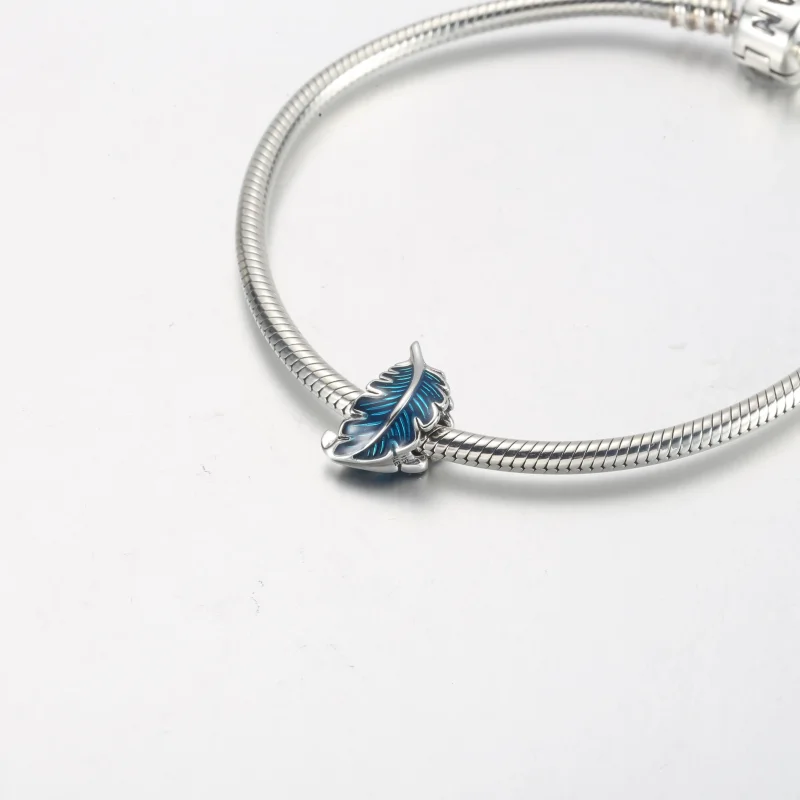 (bild till) PANDORA Blå Böjdfjäder Charm - 792576C01 - View 8