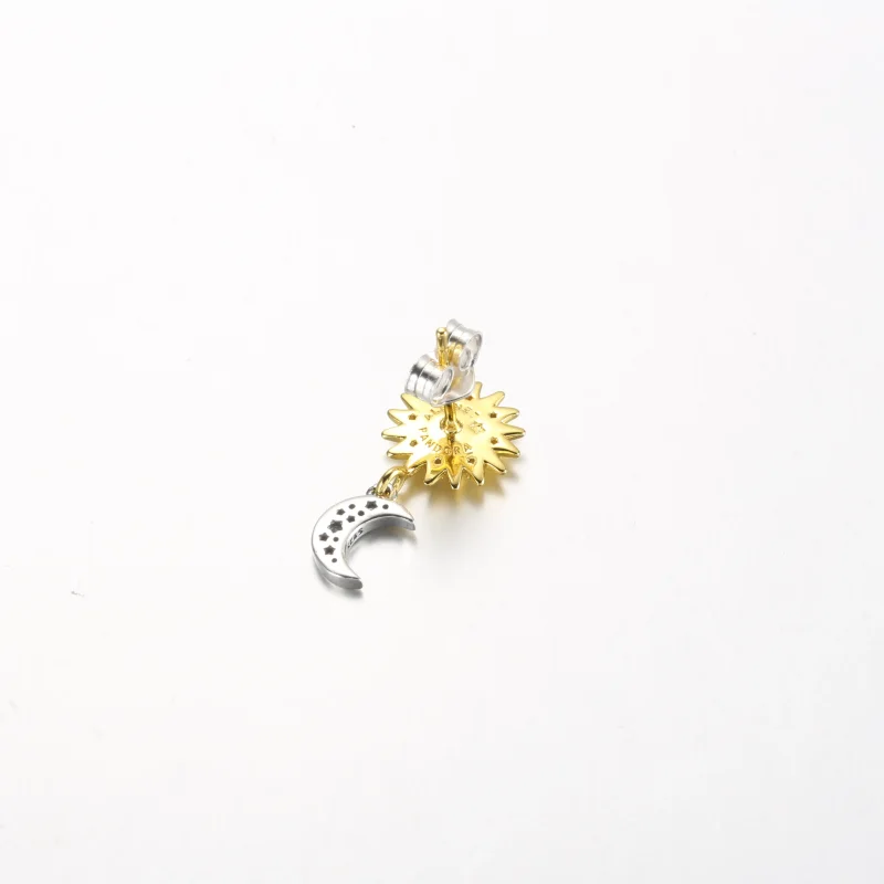 (bild till) Pandora Two-tone Reversed Sun & Moon Stud Earrings - 262442C01 - View 4