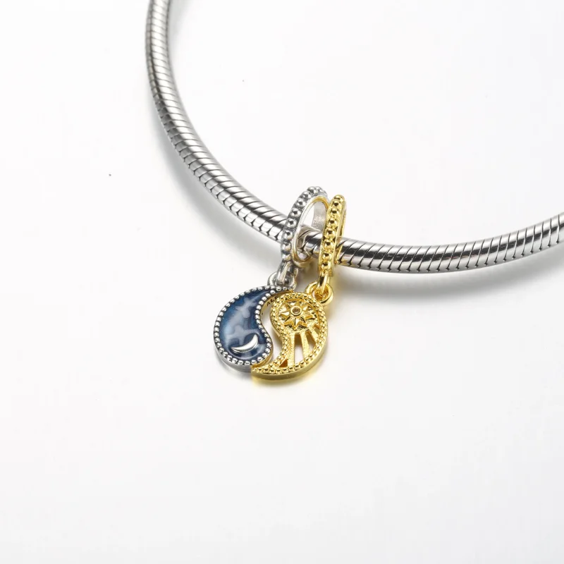 (bild till) Pandora Two-tone Delbar Sol & Måne Hängecharm - 762678C01 - View 4