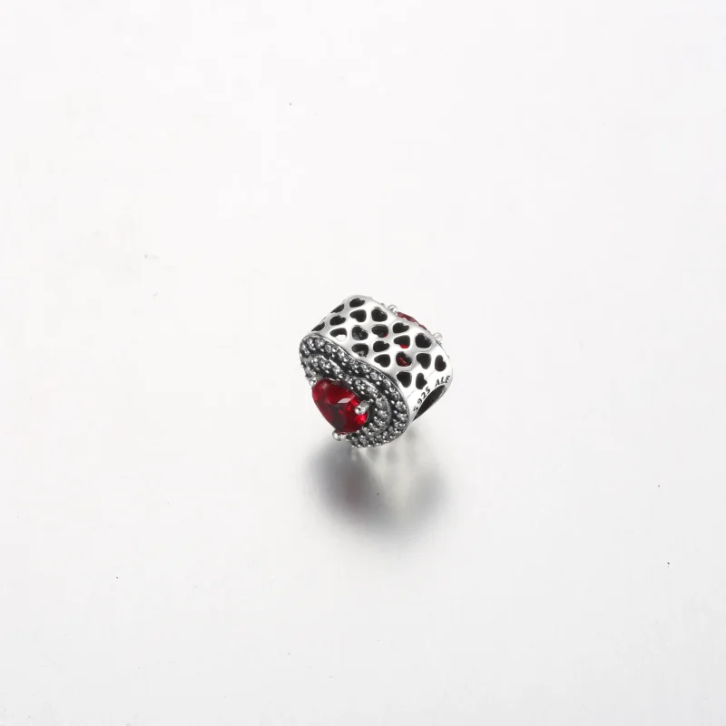 (bild till) Pandora Glittrande Nivellerat Hjärta Charm - 799218C02 - View 3
