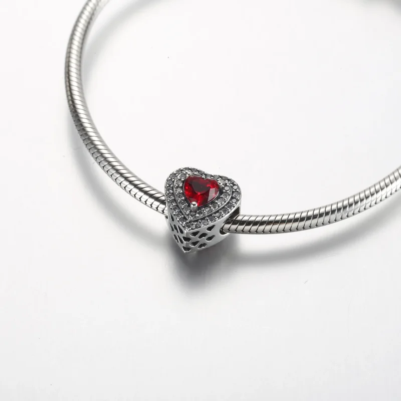 (bild till) Pandora Glittrande Nivellerat Hjärta Charm - 799218C02 - View 5