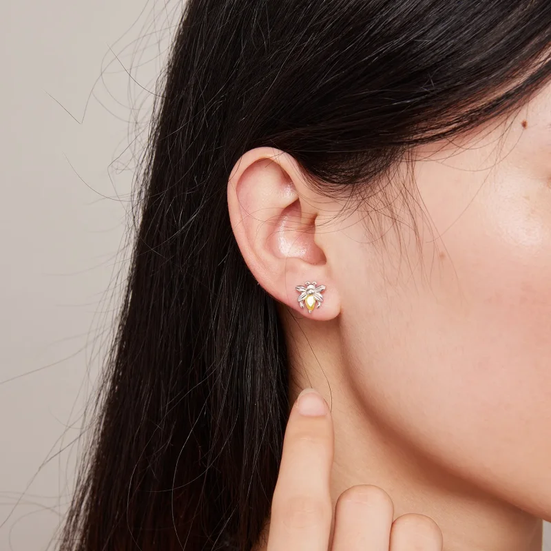 (bild till) Pandora-stil Bee Two Wear Studs Örhängen - SCE1580 - View 6