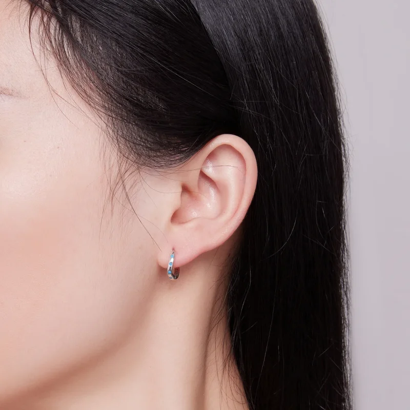 (bild till) Pandora Style Wave Hoops-örhängen - SCE1593 - View 6