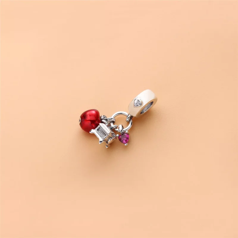 (bild till) PANDORA Disney Snow White's Apple & Heart Dangle Charm Hängberlo - View 2