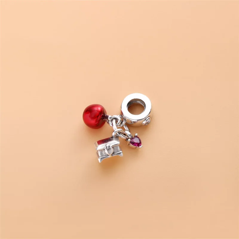 (bild till) PANDORA Disney Snow White's Apple & Heart Dangle Charm Hängberlo - View 3