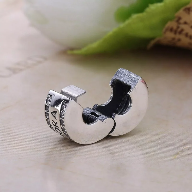 (bild till) PANDORA Logo Clip Berlock 792056CZ - View 3