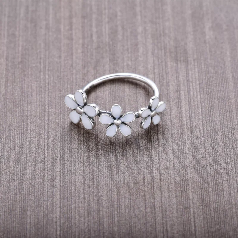 (bild till) Pandora Ring Trippel Vit Tusensköna Blomma - 190900En12 - View 2