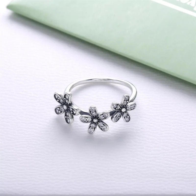 (bild till) Pandora Ring Trippelbländande Tusensköna - 190933Cz - View 2